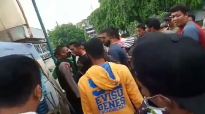 Seorang anggota Brimob diteriaki sekelompok pria di Medan