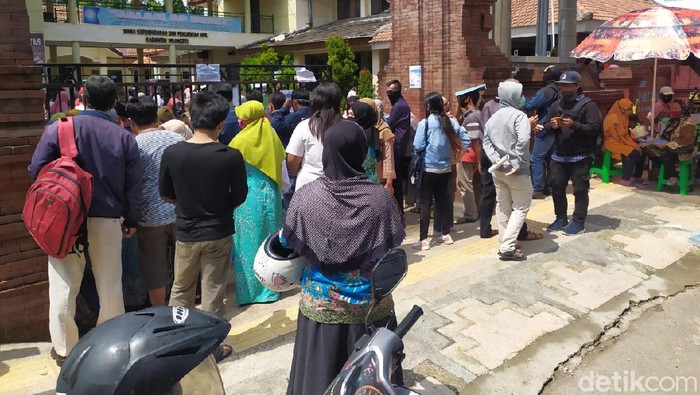Puluhan Pemohon Adminduk Nekat Berkerumun di Tengah Wabah Corona