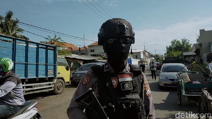 Gudang ekspedisi di Jalan Kunti No 72 digeledah Tim Densus 88. Gudang tersebut merupakan tempat kerja terduga teroris berinisal AF yang diamankan beberapa waktu lalu.