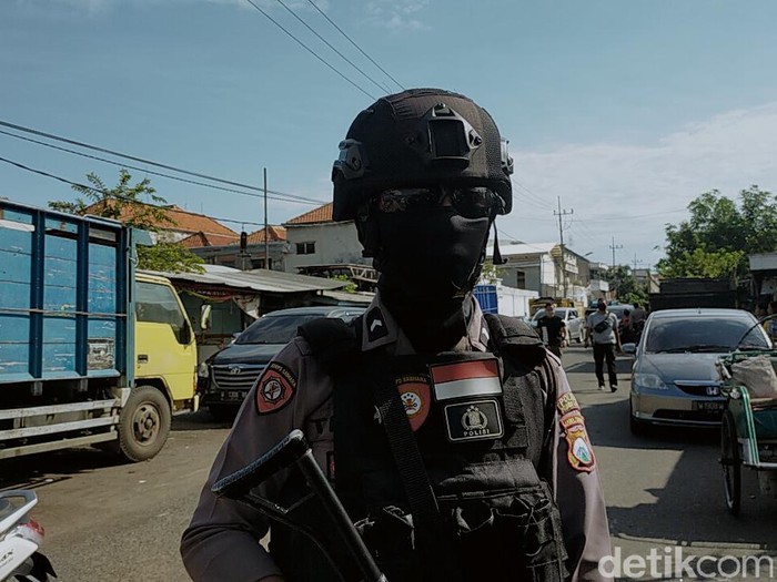 Gudang ekspedisi di Jalan Kunti No 72 digeledah Tim Densus 88. Gudang tersebut merupakan tempat kerja terduga teroris berinisal AF yang diamankan beberapa waktu lalu.