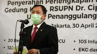 Menkes Terawan pun turut hadir dalam acara penyerahan perlengkapan medis Intensive Care Unit (ICU) dan High Care Unit (HCU) digelar di lokasi bangsal penanggulangan COVID-19, yakni di Gedung Kiara RSCM, Jl Pangeran Diponegoro, Jakarta Pusat.