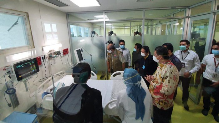 Menkes Terawan bersama Tim Pakar Gugus Tugas Percepatan Penanganan COVID-19 Wiku Adisasmito mengecek salah satu perlengkapan ICU di Gedung Kiara RSCM (Dok. Istimewa)