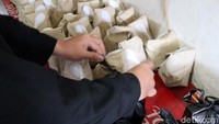 Meski pendapatan usahanya menurun, ia merasa senang, karena masakan hari ini diborong habis oleh Relawan Indonesia Bersatu Jabar Lawan COVID-19.