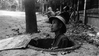 Selain meninggalkan kota asal mereka untuk menuju ke wilayah lain, tak sedikit pula warga sipil yang mencari perlindungan di tempat penampungan serangan udara di kawasan Hanoi, saat Perang Vietnam tengah terjadi di kawasan itu. Keystone/Getty Images.