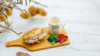 Menu sarapan berupa sandwich dan segelas teh pun dibuat oleh Mio Meet. Terlihat persis aslinya ada isian sayuran, daging ham, dan keju. Foto: Instagram @mio_meet