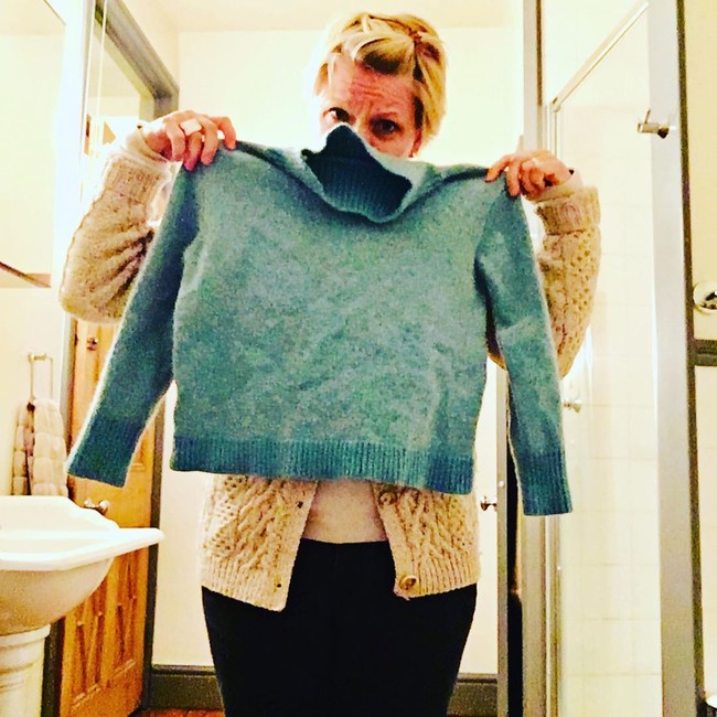 Setelah dicuci, sweater yang tadinya besar malah jadi menciut dan terlihat seperti crop tee. Kalau sudah begini sih ya cuma bisa pasrah aja dan terpaksa beli yang baru deh..Foto: Instagram @lucy.schaufer