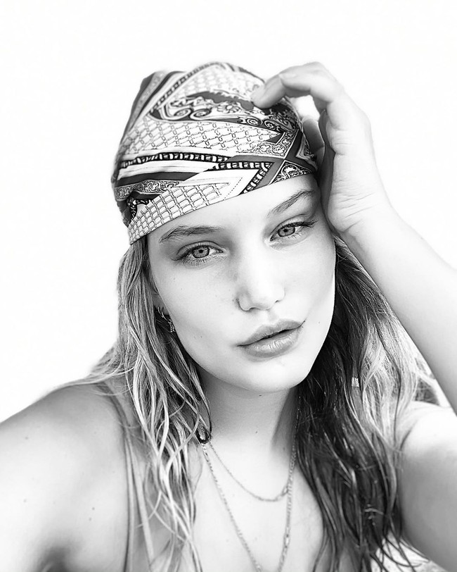 Banyak yang mengatakan salah satu faktor yang membuat keduanya mirip adalah sama-sama memiliki darah Belanda. Gigi sendiri adalah setengah Belanda, sebab sang ibu Yolanda Hadid juga lahir di Negeri Kincir Angin tersebut. (Foto: Instagram/@IzaIjzerman)