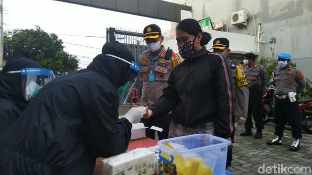 Salah seorang warga yang suhunya 38 derajat lebih langsung ikut rapid test saat PKM Kota Semarnag