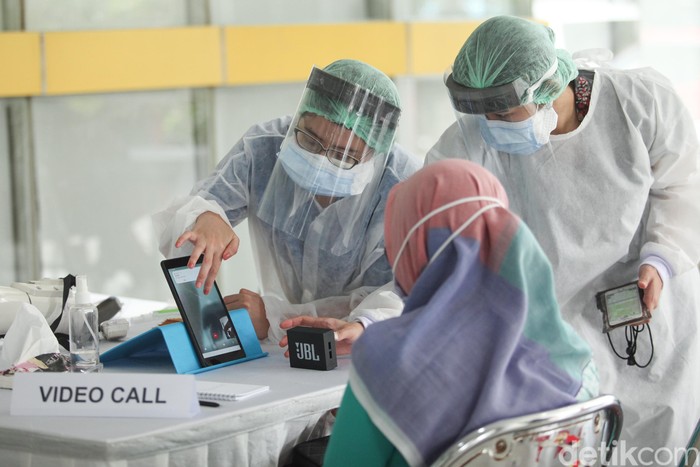 Ada cara unik untuk menyampaikan rasa rindu keluarga dengan pasien COVID-19 atau PDP, pasien dapat berinteraksi dengan cara video call seperti ini.