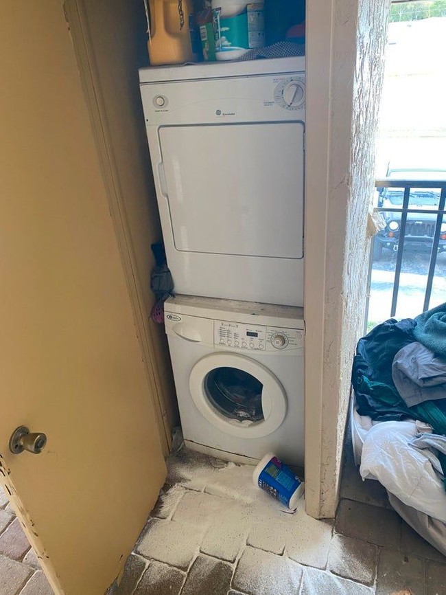 Bubuk deterjen jatuh saat kamu mau menuangkannya ke mesin cuci. Rasanya nyesek banget ya, deterjen yang harusya bisa untuk seminggu jadi langsung habis. Ditambah lagi kamu harus kerja ekstra buat ngebersihin tumpahannya. Foto: dok. Reddit @djames1236