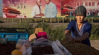 Orang China yang pertama kali memeluk Islam adalah etnis Hui Chi. Sejak saat itu, pemeluk Islam di China kian bertambah banyak. Bahkan pada masa Dinasti Song berkuasa, sejumlah pedagang muslim telah menguasai industri ekspor dan impor di China. Pada zaman itu pemerintahan selalu menyerahkan jabatan direktur jenderal pelayaran kepada orang muslim.