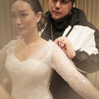 Dan inilah momen ketika Zaskia Gotik fitting busana pengantinnya didampingi sang desainer, Ivan Gunawan. Sangat menikmati proses fitting .... ini yg menentukan hasil akhir sebuah karya @love_ivangunawan ❤️❤️❤️ sebuah kepercayaan yg sangat ku hargai loh neng @zaskia_gotix, tulis Ivan di Instagramnya. Foto: Dok. Instagram Ivan Gunawan