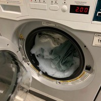 Entah berapa banyak deterjen yang digunakan saat mencuci sampai busanya berlebihan gitu. Pantesan aja deterjen di rumah jadi cepat habis. Foto: dok. Reddit @myvibeiztremendous