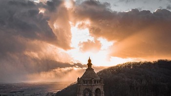 Monumen Kaisar William di PortaEstfalica, Jerman karya fotografer Marian Flessa. Foto: Agora via Daily Mail