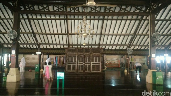 Mengenal Masjid Agung Sang Cipta Rasa di Kota Udang Inilah sepenggal bukti akan penyebaran agama islam di kota Udang dan romantisme Sunan Gunung Jati terhadap sang istrinya. Masjid Agung Sang Cipta Rasa.