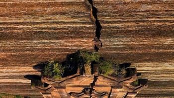 Stupa Budha di Myanmar dipotret oleh @minzaw. Foto: Agora via Daily Mail