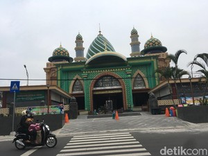 Megahnya Perpaduan Timur Tengah dan Majapahit di Masjid Agung Al Fattah