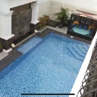 Bukan rumah tentunya tanpa kolam renang. Kolam bergaya olympic itu berada di halaman belakang. (Foto: YouTube/deHakims)