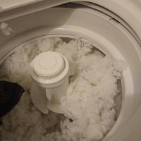 Berniat mencuci bantal menggunakan mesin cuci agar lebih bersih. Tapi bukan itu yang didapatkan, malah bantalnya berubah jadi seperti ini. Kamu pernah mengalaminya?Foto: Instagram @susan.austin.351