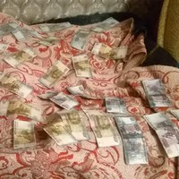 Hampir semua orang sepertinya pernah mengalami keapesan yang satu ini ya. Masih bagus kalau uangnya masih utuh dan bisa dikeringkan. Kalau nggak ya sudah deh cuma bisa meratapi aja...Foto: Instagram @kadysheva.vika