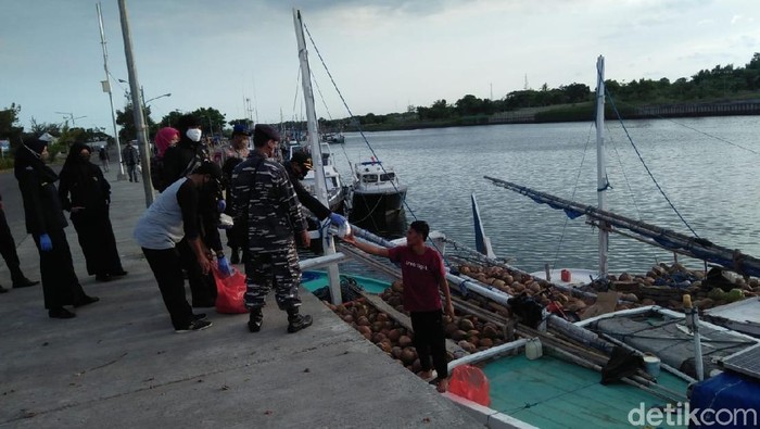 Gugus Tugas Percepatan Penanganan COVID-19 Banyuwangi melakukan pengetatan pengamanan di pelabuhan rakyat. Itu menindaklanjuti larangan mudik yang ditetapkan pemerintah pusat.