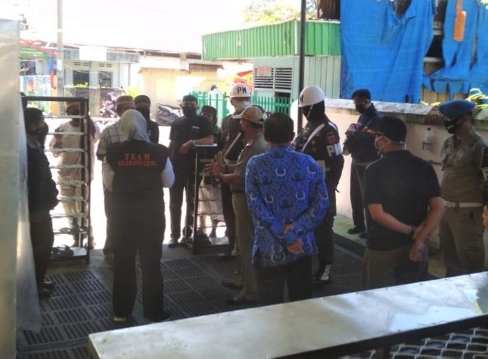 Camat di Kota Parepare, Sulsel, dilaporkan ke polisi dengan tuduhan penodaan agama. Ia dilaporkan karena disebut membubarkan salat Jumat di masjid setempat.