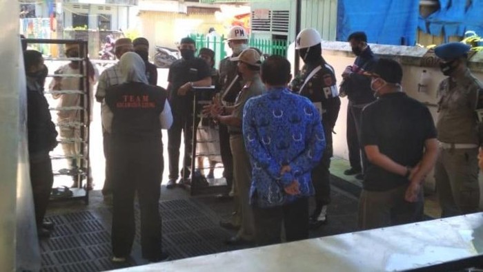 Camat di Kota Parepare, Sulsel, dilaporkan ke polisi dengan tuduhan penodaan agama. Ia dilaporkan karena disebut membubarkan salat Jumat di masjid setempat.