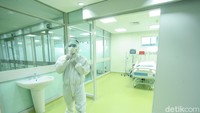 Salah satu petugas medis selesai meninjau dan memperagakan cara kerja dengan Alat Pelindung Diri (APD) lengkap di RSCM Kiara, Jakarta