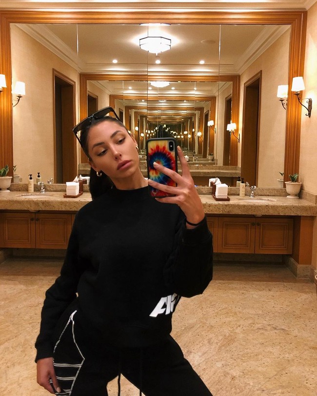 London Shay Goheen, seorang model asal Amerika yang kini tinggal di Australia kerap berbagi unggahan foto dirinya dalam balutan pakaian seksi yang memperlihatkan lekuk tubuh. Penampilan London itu pun disebut tak asli. Foto: Instagram