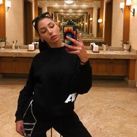 London Shay Goheen, seorang model asal Amerika yang kini tinggal di Australia kerap berbagi unggahan foto dirinya dalam balutan pakaian seksi yang memperlihatkan lekuk tubuh. Penampilan London itu pun disebut tak asli. Foto: Instagram