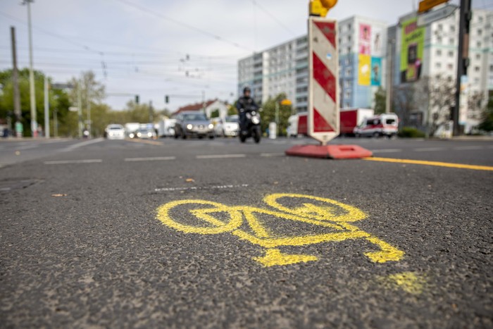 Di tengah wabah Corona, Berlin, Jerman, dengan cepat memperbaiki jalan-jalannya. Mereka menambah jalur sepeda.