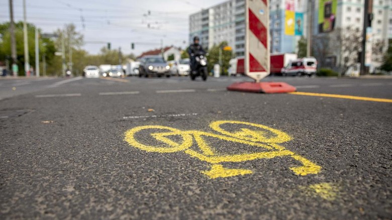 Mantap! Berlin Tambah Jalur Sepeda Di tengah wabah Corona, Berlin, Jerman, dengan cepat memperbaiki jalan-jalannya. Mereka menambah jalur sepeda.