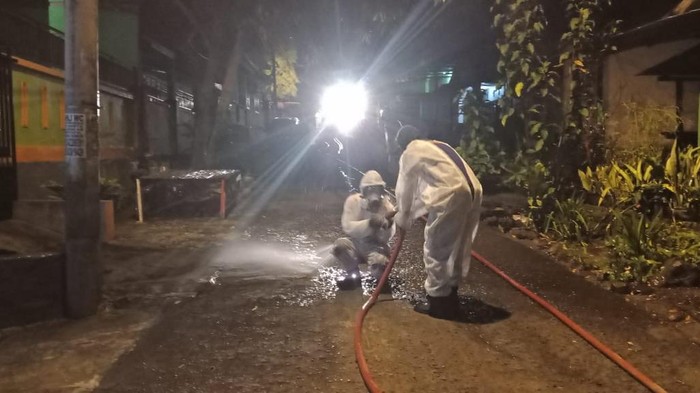 Penyemprotan disinfektan di Perumahan Lompoe Mas digelar hingga malam.
