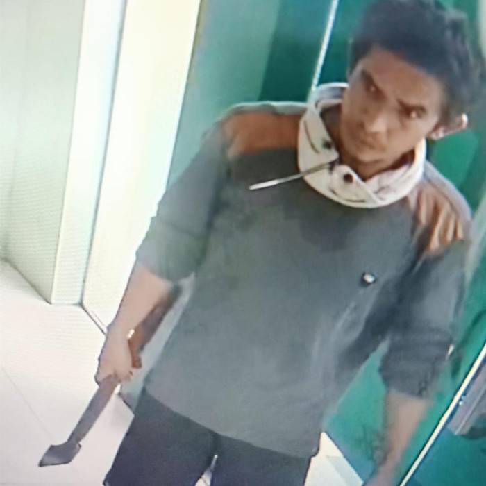 Pelaku perusakan terekam kamera CCTV.