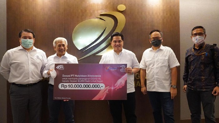 Hutchison 3 Indonesia (Tri) turut bergabung dengan Yayasan BUMN dengan mendonasikan Rp 10 miliar sebagai bentuk upaya mitigasi COVID-19 di Indonesia.