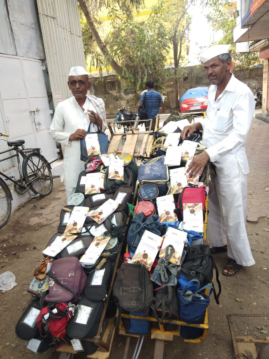 Dabbawala membawa rantang makanan