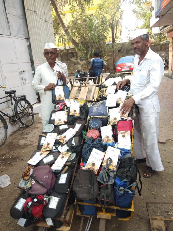 Ide awal jasa ini bermula dari seorang pekerja di daerah Persi yang ingin memakan masakan rumah di kantornya. Kemudian, dia meminta seseorang untuk menjemput makanannya ke rumah dan mengantar ke kantornya. (Dabbawala Mumbai/ Facebook) Ide awal jasa ini bermula dari seorang pekerja di daerah Persi yang ingin memakan masakan rumah di kantornya. Kemudian, dia meminta seseorang untuk menjemput makanannya ke rumah dan mengantar ke kantornya. (Dabbawala Mumbai/ Facebook)