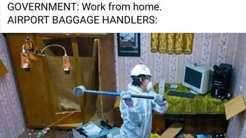 Tidak semua orang bisa work from home, petugas koper di bandara bisa kesal bukan main? (Boredpanda)