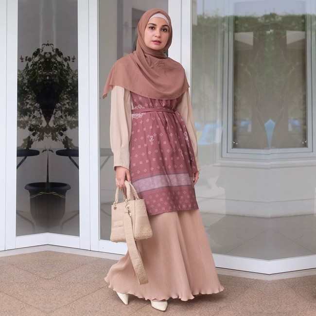 Shireen Sungkar memang memiliki label busana muslim bersama kakaknya Zaskia Sungkar yaitu Zashi. Busana yang dikenakannya ini merupakan Ramadhan & Eid Collection dari brand busananya tersebut. Foto: Instagram @shireensungkar