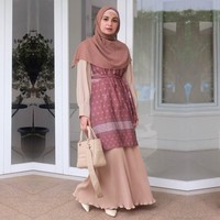 Shireen Sungkar memang memiliki label busana muslim bersama kakaknya Zaskia Sungkar yaitu Zashi. Busana yang dikenakannya ini merupakan Ramadhan & Eid Collection dari brand busananya tersebut. Foto: Instagram @shireensungkar