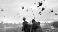 Setelah 20 tahun berlangsung sejak tahun 1955, Perang Vietnam pun berakhir di tanggal 30 April 1975 saat Vietnam Selatan menyatakan menyerah kepada Vietnam Utara. Di tahun 1976, Vietnam Selatan dan Vietnam Utara pun bersatu di bawah pemerintahan Komunis. Patrick Christain/Getty Images.