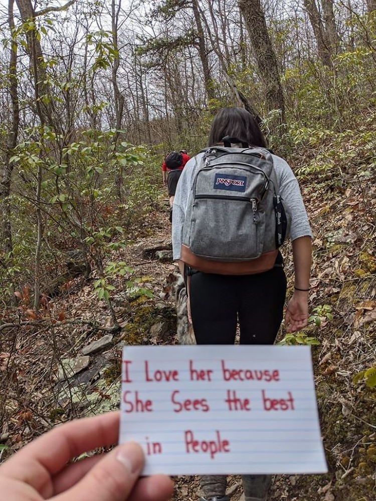 Kisah Pria Lamar Kekasihnya Saat Mendaki Gunung Pria asal Carolina Utara memutuskan untuk melamar kekasihnya dengan cara yang tidak akan mereka lupakan seumur hidup. Berikut kisahnya.