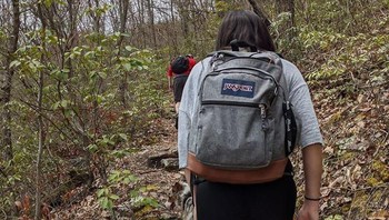 Di puncak gunung itulah, Ian melamar kekasihnya dengan cincin yang telah didesain oleh Kyla sendiri.