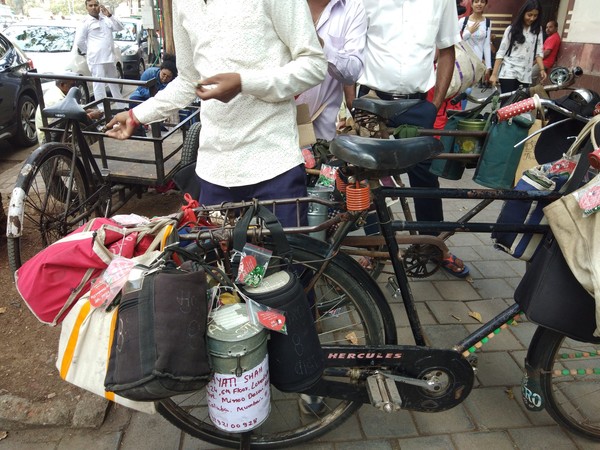 Setelah hampir 130 tahun, Dabbawala telah beranggotakan 5.000 orang dengan menantarkan lebih dari 350.000 bekal setiap harinya. Dan satu orang dabwala biasanya mebmawa 30-40 paket makanan. (Dabbawala Mumbai/ Facebook) Setelah hampir 130 tahun, Dabbawala telah beranggotakan 5.000 orang dengan menantarkan lebih dari 350.000 bekal setiap harinya. Dan satu orang dabwala biasanya mebmawa 30-40 paket makanan. (Dabbawala Mumbai/ Facebook)