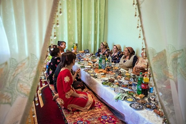 Samarkand baru bisa ditaklukan oleh kaum muslimin pada tahun 93 H/712 M, dan sejak itulah islam mulai diterima kalangan luas masyarakat Samarkand. Pasca ditaklukan oleh Dinasti Umayyah, kota ini menjadi kota yang sangat maju dan menjadi pusat Islamisasi ke wilayah Asia Tengah (Kirgiztan, Tajikistan, Turkmenistan, Uzbekistan), China, India, bahkan Rusia. Hermes Images /AGF/Universal Images Group via Getty Images. Samarkand baru bisa ditaklukan oleh kaum muslimin pada tahun 93 H/712 M, dan sejak itulah islam mulai diterima kalangan luas masyarakat Samarkand. Pasca ditaklukan oleh Dinasti Umayyah, kota ini menjadi kota yang sangat maju dan menjadi pusat Islamisasi ke wilayah Asia Tengah (Kirgiztan, Tajikistan, Turkmenistan, Uzbekistan), China, India, bahkan Rusia. Hermes Images /AGF/Universal Images Group via Getty Images.