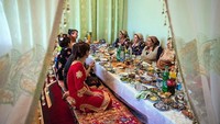 Samarkand baru bisa ditaklukan oleh kaum muslimin pada tahun 93 H/712 M, dan sejak itulah islam mulai diterima kalangan luas masyarakat Samarkand. Pasca ditaklukan oleh Dinasti Umayyah, kota ini menjadi kota yang sangat maju dan menjadi pusat Islamisasi ke wilayah Asia Tengah (Kirgiztan, Tajikistan, Turkmenistan, Uzbekistan), China, India, bahkan Rusia. Hermes Images /AGF/Universal Images Group via Getty Images.