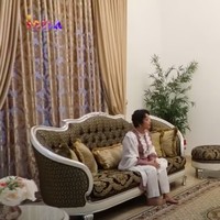 Area ruang tamu yang tampak lapang dengan plafon yang tinggi. (Foto: YouTube/IsdaFamily)