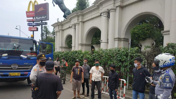 Polisi di Tangerang halau pemudik yang tumpangi truk kontainer
