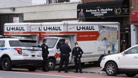 Truk-truk itu digunakan oleh sebuah rumah duka bernama Andrew Cleckley Funeral Home yang kewalahan menampung banyaknya mayat, yang diduga korban pandemi virus Corona. Mayat-mayat itu seharusnya disemayamkan di tempat yang layak sebelum nantinya dikremasi. Karena tidak lagi memiliki tempat untuk menampung mayat, maka rumah duka itu menggunakan truk-truk untuk menampungnya.