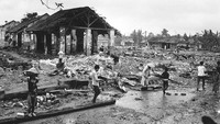 Perang yang berkecamuk di wilayah Vietnam dan sekitarnya itu turut berdampak kepada warga sipil. Tak sedikit rumah warga yang hancur dan nyawa berjatuhan akibat menjadi korban peperangan di wilayah tersebut. erry Fincher/Express/Getty Images.